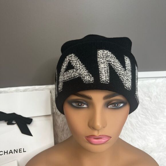 Chanel REV Black Grey Wool Cashmere CC Letter Logo Beanie Winter Cloche … - Picture 1 of 13